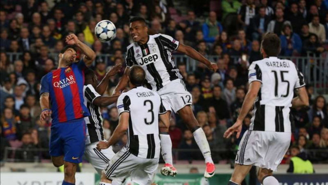 Luis Suarez sedang berusaha merebut bola dari pemain Juventus