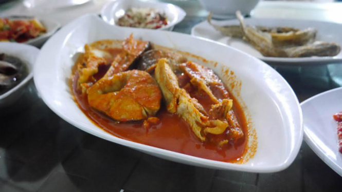 Asam pedas ikan baung khas Riau.