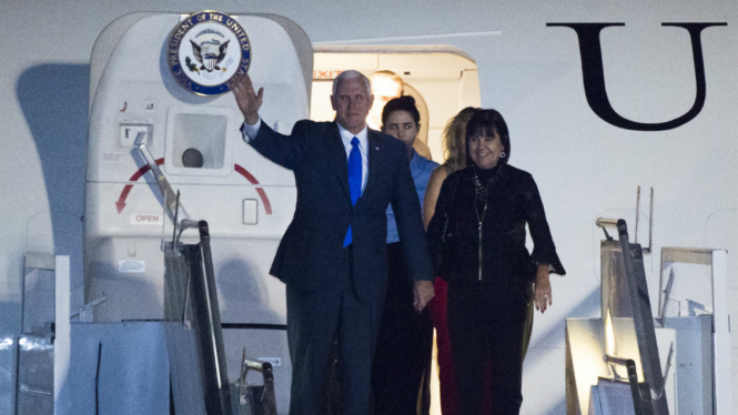 Wakil Presiden Amerika Serikat (AS) Michael R. Pence (kiri) melambaikan tangan saat tiba di Bandara Internasional Halim Perdanakusuma, Jakarta, Rabu (19/4) malam.