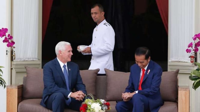 Presiden Joko Widodo berbincang dengan Wapres AS Mike Pence di Istana Negara, Kamis 20 April 2017.