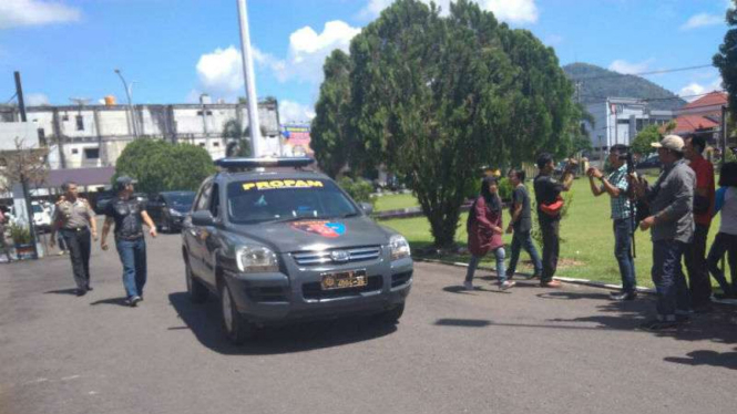 Polisi tersangka penembak satu keluarga dalam mobil digiring masuk ke mobil untuk menjalani rekonstruksi di Lubuk Linggau, Sumatera Selatan, Kamis 20 April 2017.