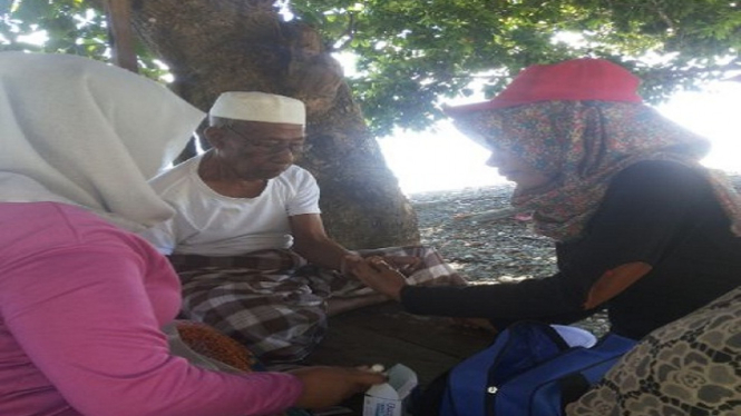 Mahasiswa KKN STIKes Maluku Husada sedang melakukan penyuluhan kesehatan.