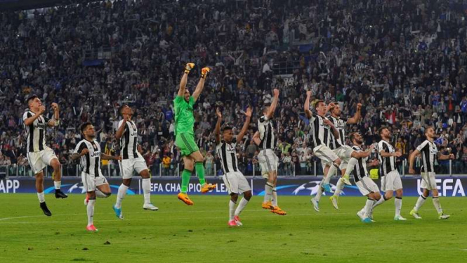 Pemain Juventus saat merayakan kemenangan atas Barcelona.