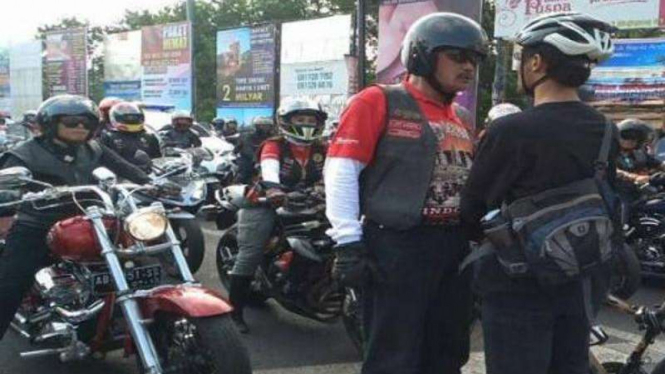 Elanto Wijoyono (32) pesepeda menghadang konvoi moge di Yogyakarta