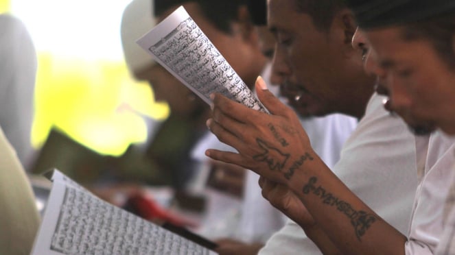 Contoh -contoh narapidana membacakan Al -Qur'an di Ramadhan.