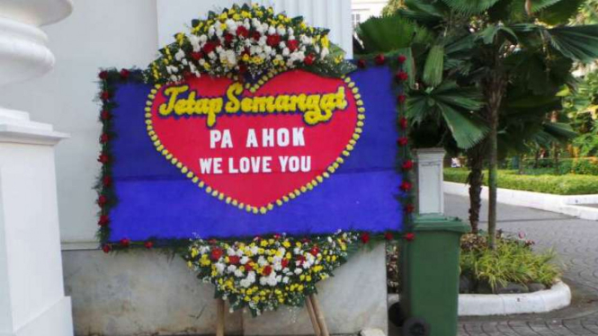 Papan bunga di Balai Kota Jakarta untuk Ahok