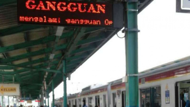 KRL jurusan Bekasi sempat tertahan di Stasiun Manggarai akibat gangguan sinyal 