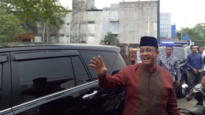 Anies Baswedan saat akan Salat Jumat di Bukit Duri, Jumat (21/4/2017).