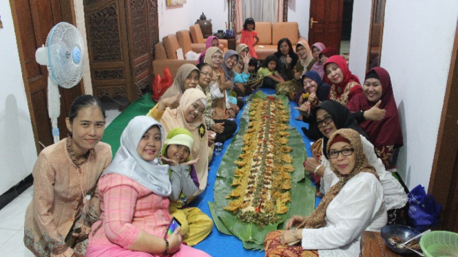 Lomba masak oleh ibu-ibu dalam rangka Hari Kartini.