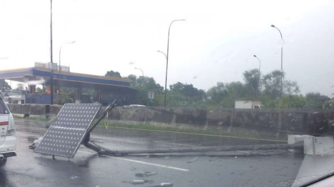 Tiang listrik roboh di ruas Tol Cawang, Jakarta Timur, Jumat, 21 April 2017.