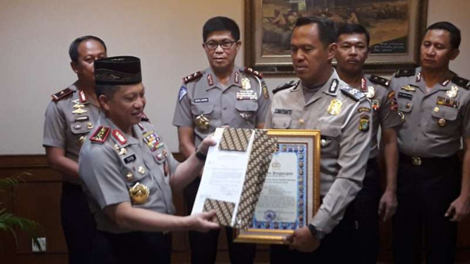 Kapolri Jenderal Tito Karnavian beri penghargaan untuk Aiptu Sunaryanto, Jumat 21 April 2017.