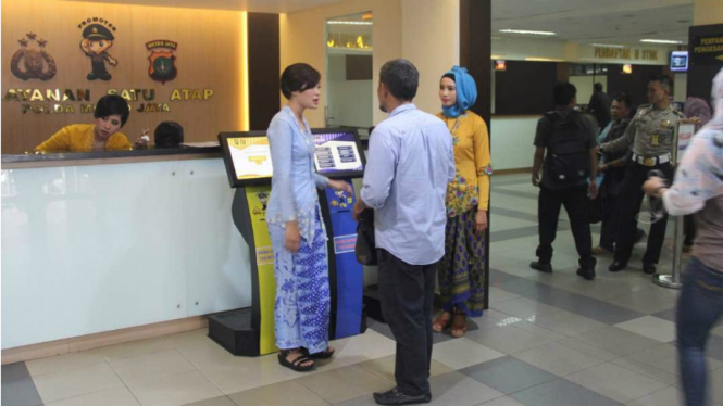 Polwan di Pelayanan Satu Atap Polda Metro Jaya diwajibkan mengenakan kebaya.