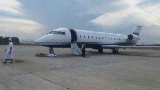 Sebuah pesawat jet Pribadi tengah parkir di bandara.