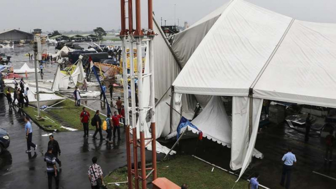 Tenda Pameran Dirgantara di Lanud Halim Perdanakusuma roboh 