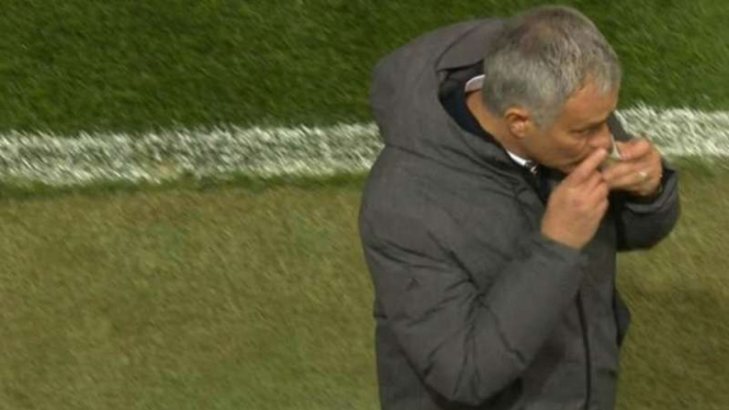 Manajer Manchester United, Jose Mourinho mencium kertas di tepi lapangan