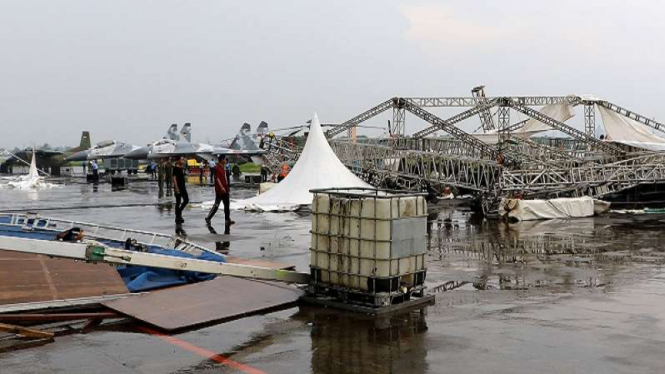 Tenda Pameran Dirgantara di Lanud Halim Perdanakusuma roboh