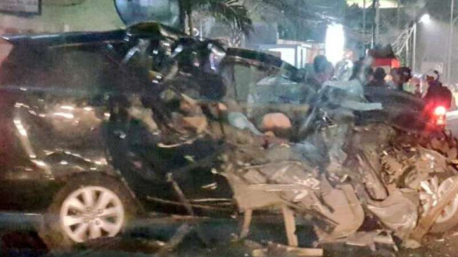 Kondisi mobil Avanza B 1760 SOK  yang mengalami kecelakaan di Mampang, Jaksel.