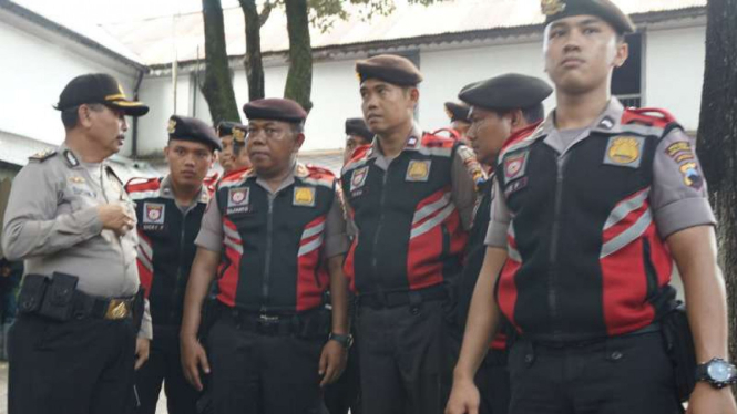 Para polisi yang menjaga Keraton Solo