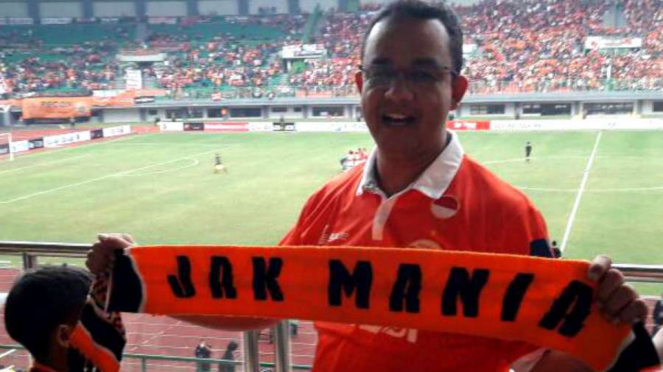 Anies Baswedan menyaksikan pertandingan Persija Jakarta