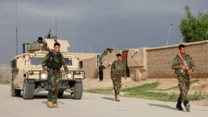 Militer Afghanistan tiba di dekat lokasi serangan Taliban di Mazar-i-Sharif.