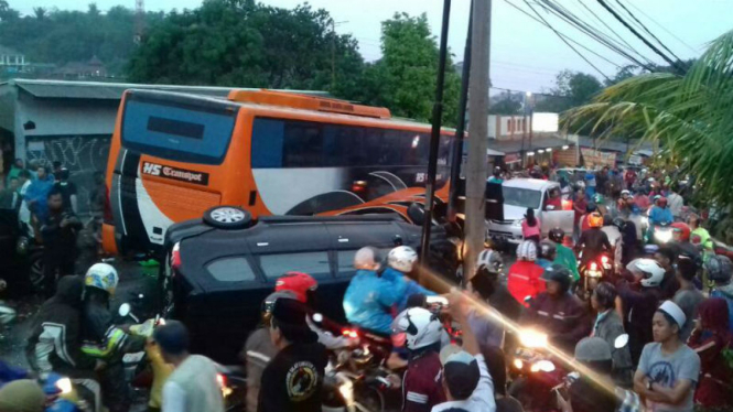 Kecelakaan bus di Megamendung, Bogor, Jawa Barat, Minggu (23/4/2017).