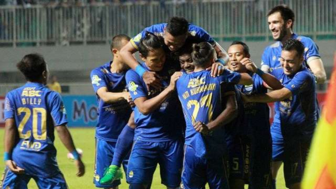 Selebrasi gol perdana Michael Essien untuk Persib Bandung