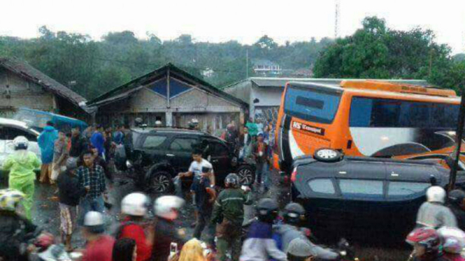 Kecelakaan bus di Megamendung, Bogor, Jawa Barat