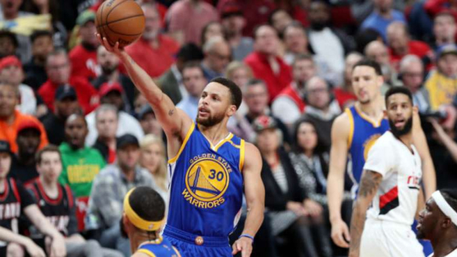 Pebasket Golden State Warriors, Stephen Curry melawan Portland Trail Blazers