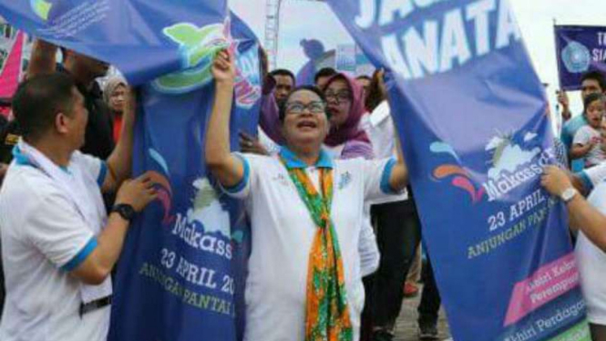 Menteri Pemberdayaan Perempuan dan Perlindungan Anak, Yohana Susana Yembise, dalam pagelaran Three Ends di Anjungan Pantai Losari, Makassar, Minggu, 23 April 2017.