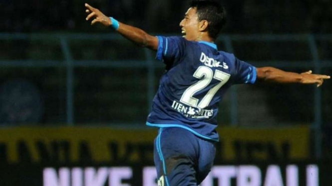 Penyerang Arema FC, Dedik Setiawan rayakan gol.