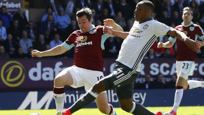 Anthony Martial mencetak gol ke gawang Burnley