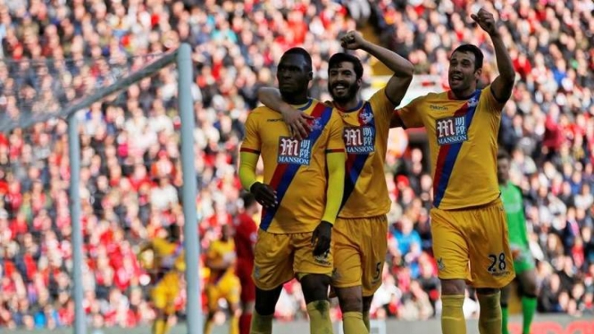 Para pemain Crystal Palace merayakan gol Christian Benteke (kiri)