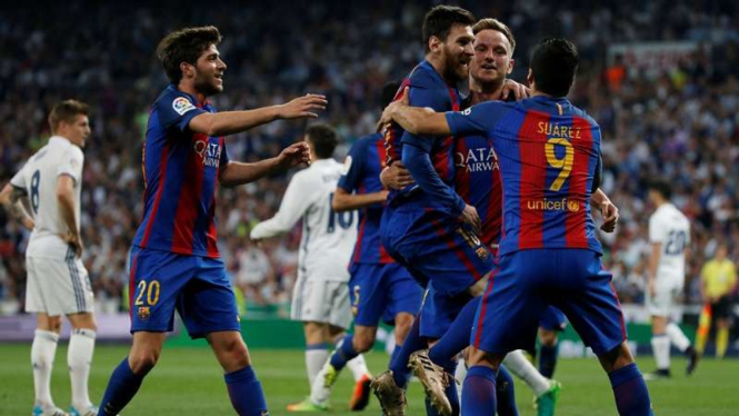 Para pemain Barcelona merayakan gol Lionel Messi (ketiga dari kanan)