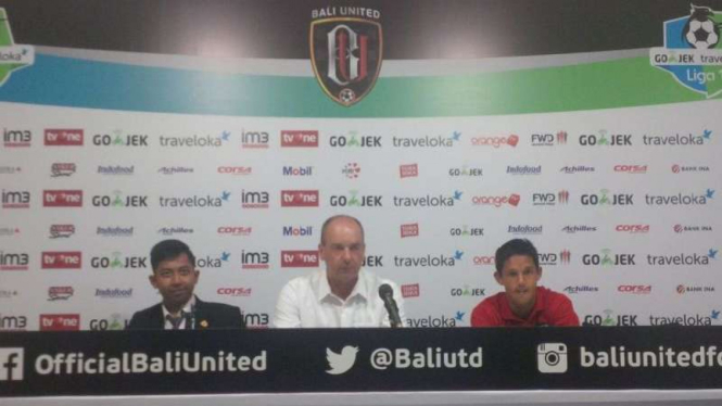 Pelatih Bali United, Hans-Peter Schaller (tengah)