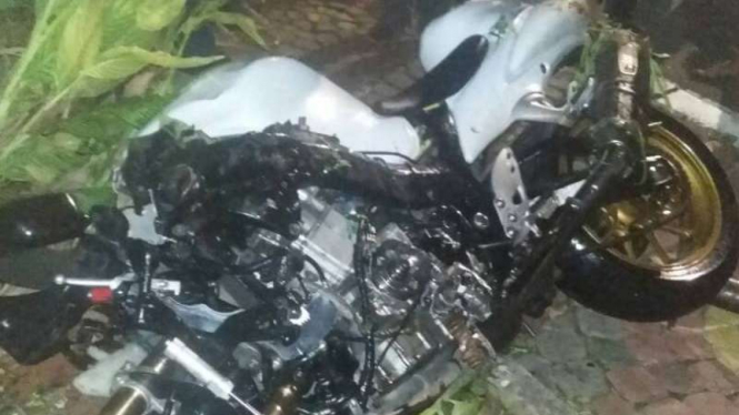 Motor Hayabusa yang hacur dalam kecelakaan di Pondok Indah.