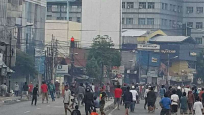 Tawuran warga di kawasan Cawang Kompor, Jakarta Timur, Senin (24/4/2017)