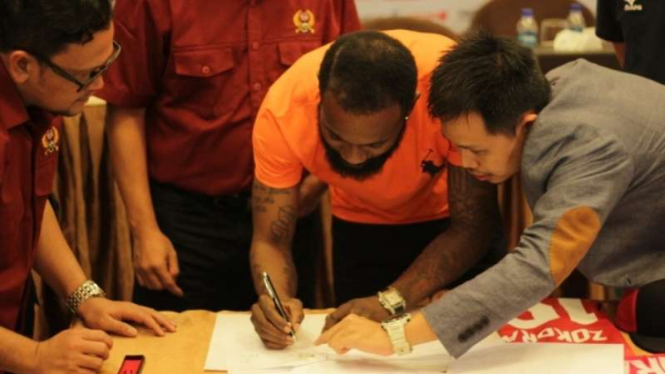 Didier Zokora (dua kanan) menandatangani kontrak kerjasama dengan PT Kabau Sirah