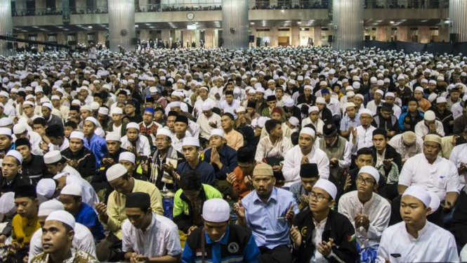 Jemaah di Masjid Istiqlal, Jakarta.