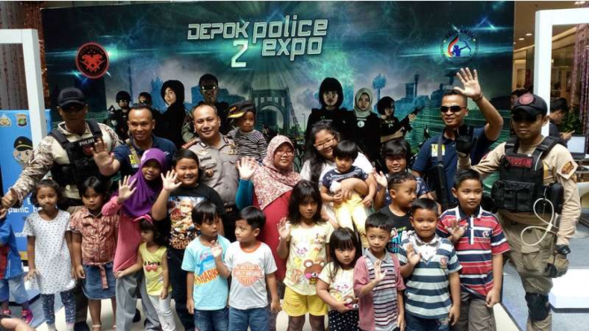 Sejumlah personel polisi dan pengunjung di dalam acara Depok Police Expo 2017, Senin (24/4/2017)