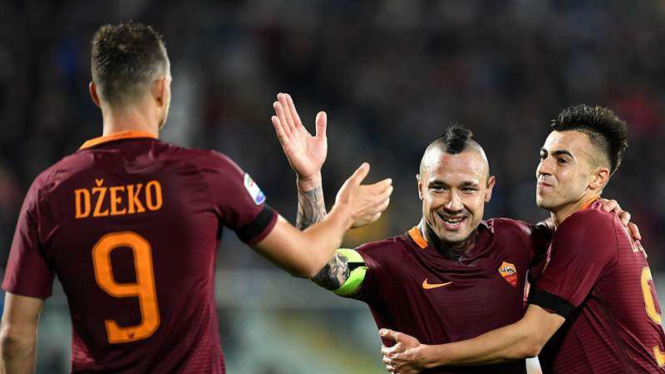 Para pemain AS Roma merayakan gol Radja Nainggolan (tengah)