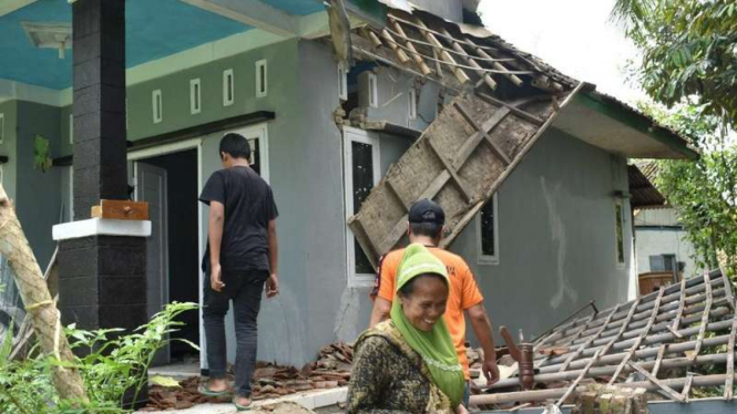 Salah satu rumah warga di Kabupaten Tasikmalaya Jawa Barat yang terkena imbas gempa bumi 5,4 SR pada Senin (24/4/2017)