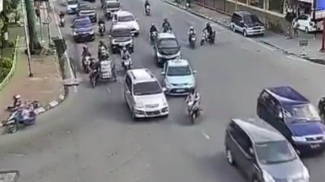 Bahaya mengintai bagi pengendara yang suka memotorng jalur.