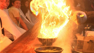 Berani Coba Ramen Api?