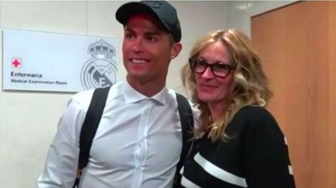 Cristiano Ronaldo berpose dengan Bintang Hollywood, Julia Roberts