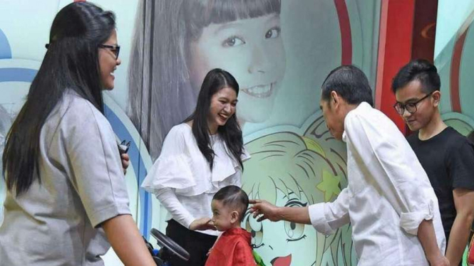 Presiden Joko Widodo bersama cucunya sedang potong rambut
