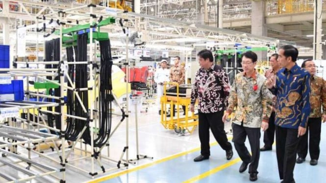 Presiden Jokowi meresmikan pabrik PT Mitsubishi Motors di Cikarang  Jawa Barat, 25 April 2017. BPS merilis, mayoritas perusahaan masih ada di Pulau Jawa.