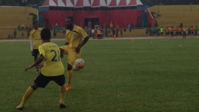 Gelandang anyar Semen Padang, Didier Zokora (kanan).