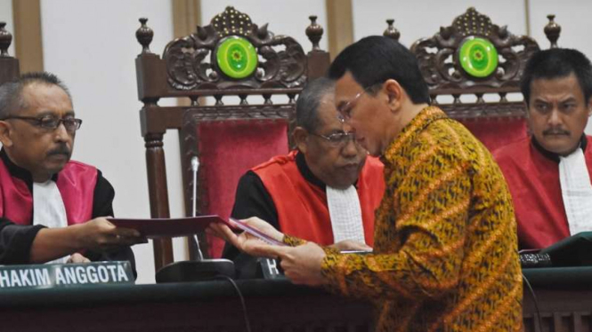 Basuki Tjahaja Purnama alias Ahok dan Majelis Hakim Pengadilan Negeri Jakarta Utara.