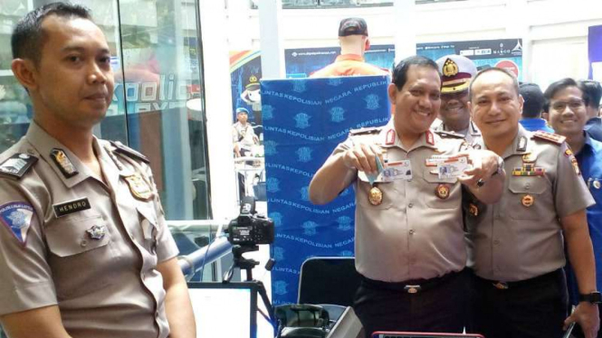 Kepala Biro Penerangan Masyarakat Divisi Humas Mabes Polri, Brigadir Jenderal Polisi Rikwanto, menjajal layanan cepat mengurus SIM pada Polresta Depok, Jawa Barat, pada Selasa, 25 April 2017.