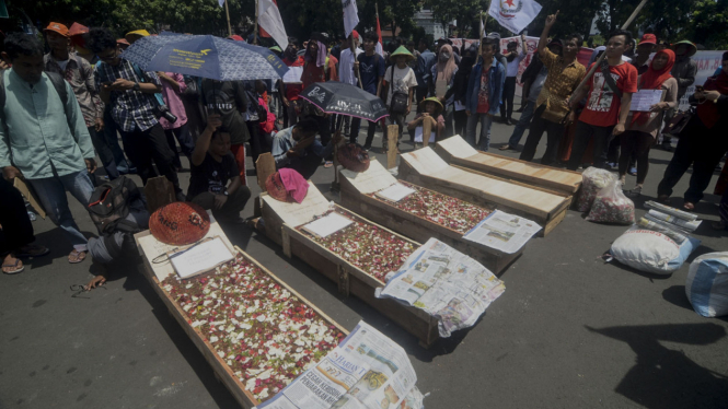 Aksi Kubur diri petani karawang